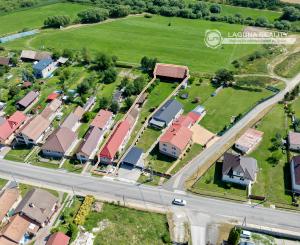 Rodinný dom (1 293 m²) s  veľkou záhradou a stodolou, Domaňovce
