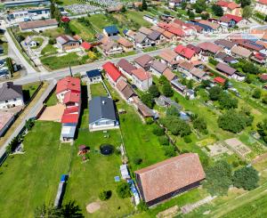 Rodinný dom (1 293 m²) s  veľkou záhradou a stodolou, Domaňovce