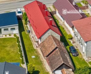 Rodinný dom (1 293 m²) s  veľkou záhradou a stodolou, Domaňovce