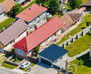 Rodinný dom (1 293 m²) s  veľkou záhradou a stodolou, Domaňovce