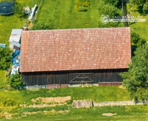 Rodinný dom (1 293 m²) s  veľkou záhradou a stodolou, Domaňovce