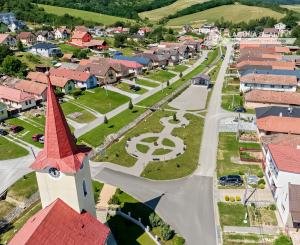 Rodinný dom (1 293 m²) s  veľkou záhradou a stodolou, Domaňovce