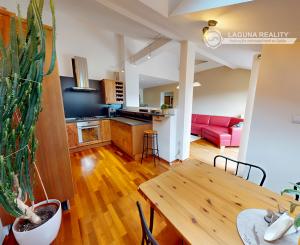 Atraktívny 4-izbový podkrovný byt (120 m2) s terasou Sp. Nová Ves