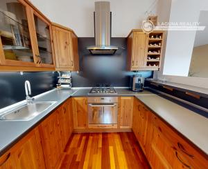 Atraktívny 4-izbový podkrovný byt (120 m2) s terasou Sp. Nová Ves