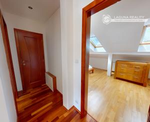 Atraktívny 4-izbový podkrovný byt (120 m2) s terasou Sp. Nová Ves