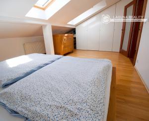 Atraktívny 4-izbový podkrovný byt (120 m2) s terasou Sp. Nová Ves