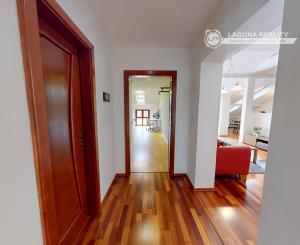Atraktívny 4-izbový podkrovný byt (120 m2) s terasou Sp. Nová Ves