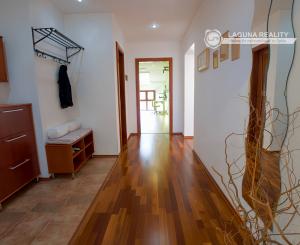 Atraktívny 4-izbový podkrovný byt (120 m2) s terasou Sp. Nová Ves