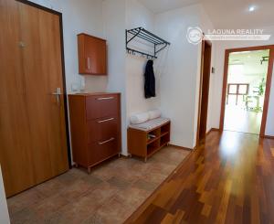 Atraktívny 4-izbový podkrovný byt (120 m2) s terasou Sp. Nová Ves