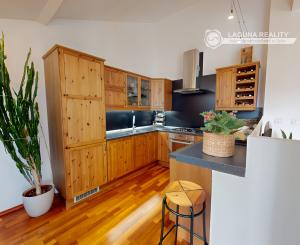 Atraktívny 4-izbový podkrovný byt (120 m2) s terasou Sp. Nová Ves