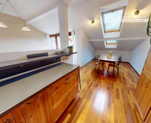 Atraktívny 4-izbový podkrovný byt (120 m2) s terasou Sp. Nová Ves