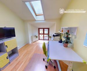 Atraktívny 4-izbový podkrovný byt (120 m2) s terasou Sp. Nová Ves