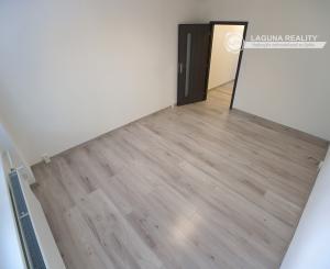 ZNÍŽENÁ CENA! Kompletne rekonštruovaný byt 1+1 sídl. Tarča SNV