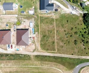 Stavebný pozemok (1000 m2) na križovatke ciest Čenčice
