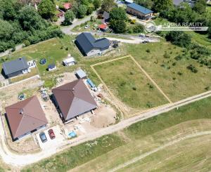 Stavebný pozemok (1000 m2) na križovatke ciest Čenčice