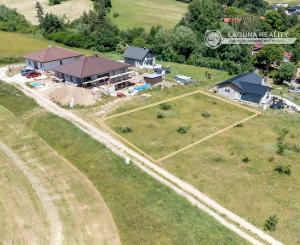 Stavebný pozemok (1000 m2) na križovatke ciest Čenčice