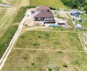 Stavebný pozemok (1000 m2) na križovatke ciest Čenčice