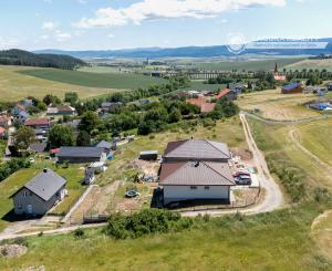 Stavebný pozemok (1000 m2) na križovatke ciest Čenčice