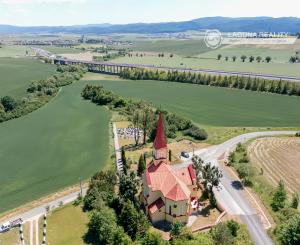 Stavebný pozemok (1000 m2) na križovatke ciest Čenčice