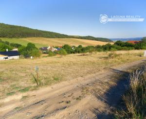 Stavebný pozemok (1000 m2) na križovatke ciest Čenčice