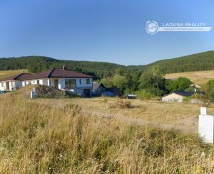Stavebný pozemok (1000 m2) na križovatke ciest Čenčice