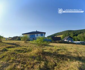 Stavebný pozemok (1000 m2) na križovatke ciest Čenčice