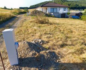 Stavebný pozemok (1000 m2) na križovatke ciest Čenčice