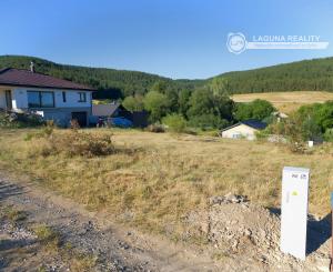 Stavebný pozemok (1000 m2) na križovatke ciest Čenčice