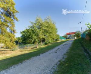 Stavebný pozemok (1 251 m²) s IS, dvojitým prístupom a výhľadom, Dravce