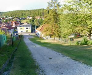 Stavebný pozemok (1 251 m²) s IS, dvojitým prístupom a výhľadom, Dravce