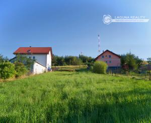 Stavebný pozemok (1 251 m²) s IS, dvojitým prístupom a výhľadom, Dravce