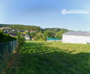 Stavebný pozemok (1 251 m²) s IS, dvojitým prístupom a výhľadom, Dravce