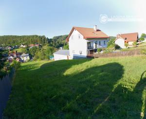 Stavebný pozemok (1 251 m²) s IS, dvojitým prístupom a výhľadom, Dravce