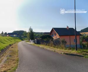 Stavebný pozemok (1 251 m²) s IS, dvojitým prístupom a výhľadom, Dravce