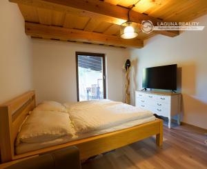 Rodinný dom – chalupa s veľkou záhradou (1 175 m2), Zahura, Sp. Vlachy