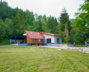 Rodinný dom – chalupa s veľkou záhradou (1 175 m2), Zahura, Sp. Vlachy