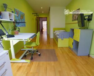 Atraktívny 4-izbový podkrovný byt (120 m2) s terasou Sp. Nová Ves