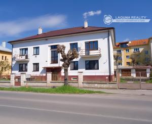 Byt 3+1 (109 m²) s 2 balkónmi, garážou a záhradou, centrum SNV