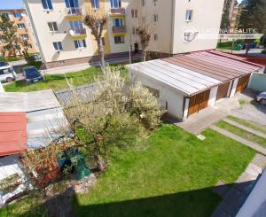 Byt 3+1 (109 m²) s 2 balkónmi, garážou a záhradou, centrum SNV