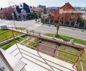 Byt 3+1 (109 m²) s 2 balkónmi, garážou a záhradou, centrum SNV