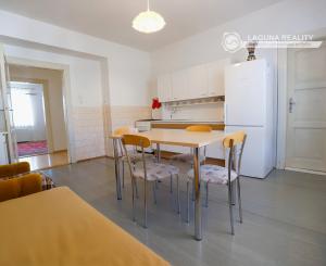 Byt 3+1 (109 m²) s 2 balkónmi, garážou a záhradou, centrum SNV