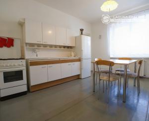 Byt 3+1 (109 m²) s 2 balkónmi, garážou a záhradou, centrum SNV
