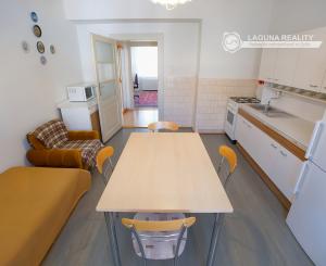 Byt 3+1 (109 m²) s 2 balkónmi, garážou a záhradou, centrum SNV