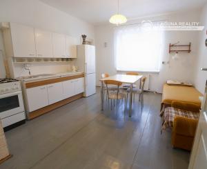 Byt 3+1 (109 m²) s 2 balkónmi, garážou a záhradou, centrum SNV