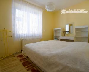 Byt 3+1 (109 m²) s 2 balkónmi, garážou a záhradou, centrum SNV