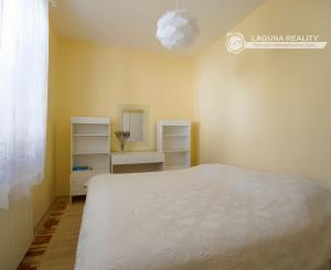 Byt 3+1 (109 m²) s 2 balkónmi, garážou a záhradou, centrum SNV