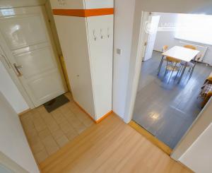 Byt 3+1 (109 m²) s 2 balkónmi, garážou a záhradou, centrum SNV