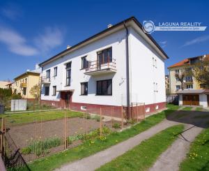 Byt 3+1 (109 m²) s 2 balkónmi, garážou a záhradou, centrum SNV