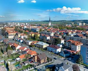 Byt 3+1 (109 m²) s 2 balkónmi, garážou a záhradou, centrum SNV