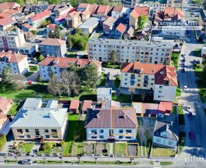 Byt 3+1 (109 m²) s 2 balkónmi, garážou a záhradou, centrum SNV